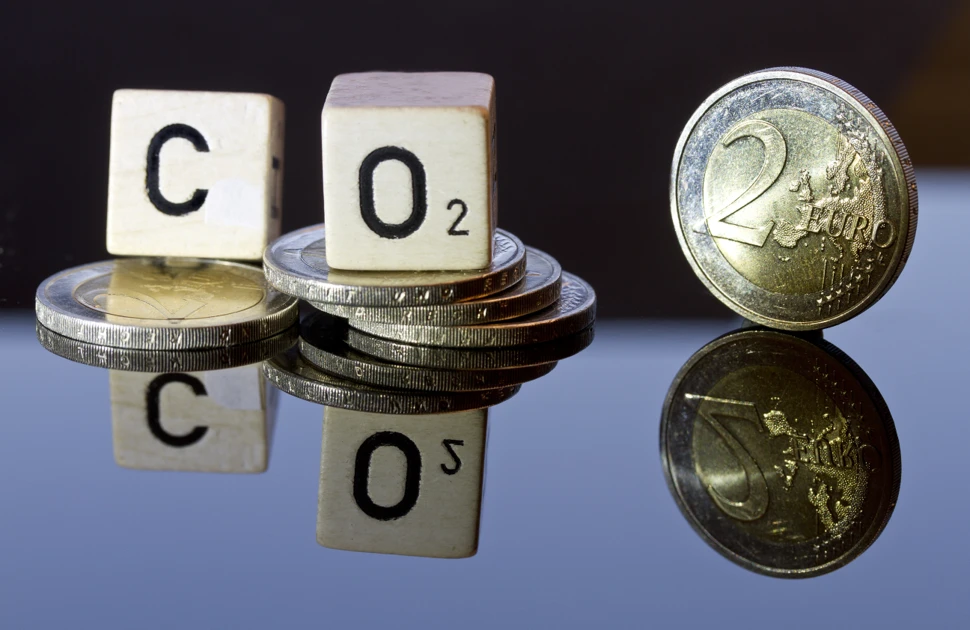 Dice-like CO2 element blocks balance on Euro currency coins
